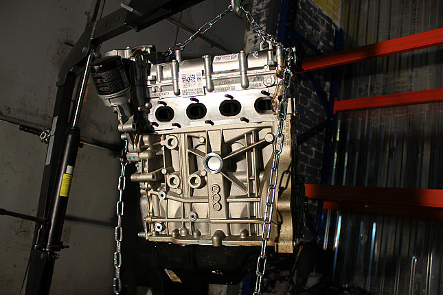 Двигатель вид с боку VW CFNA