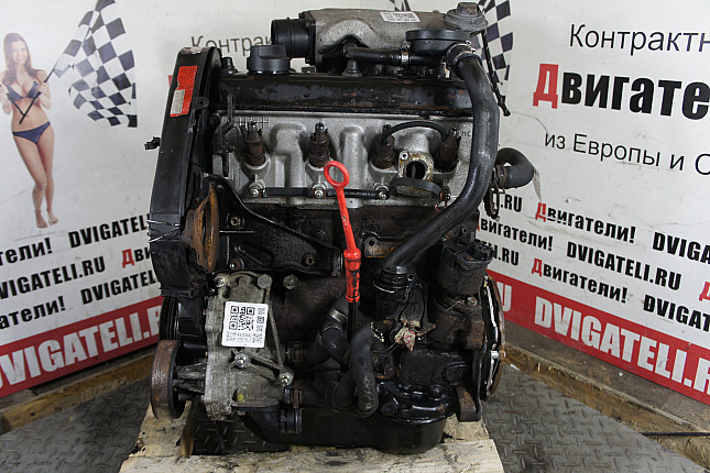 Двигатель вид с боку Audi 1Y