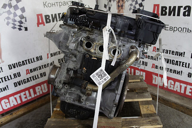 Двигатель вид с боку Peugeot 1KR (384 F)