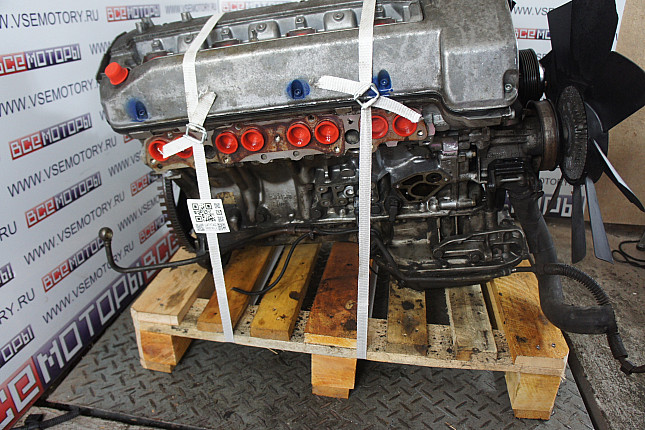 Двигатель вид с боку MERCEDES-BENZ M 119.985