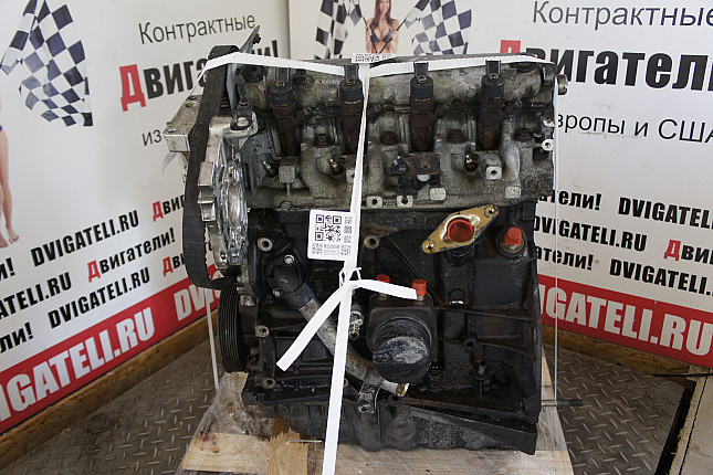 Двигатель вид с боку Renault F9Q 800