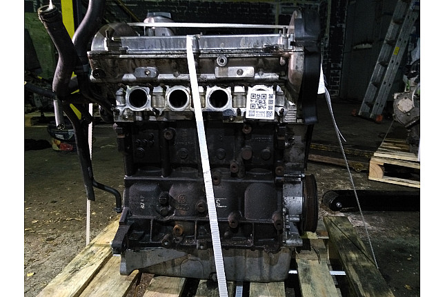 Двигатель вид с боку Audi AGN