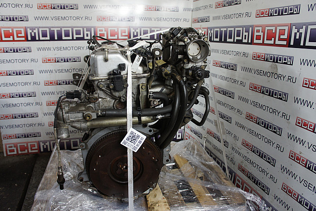 Двигатель вид с боку MITSUBISHI 4 G 13   (16 V)